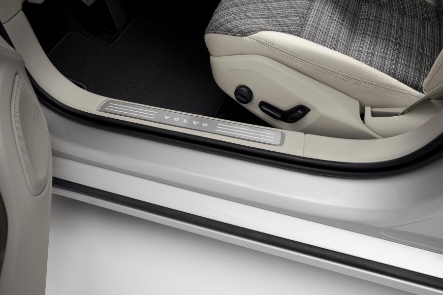 Детали интерьера Volvo V60 T6 Momentum 2018 года  (WW) (фото 5 из 15)